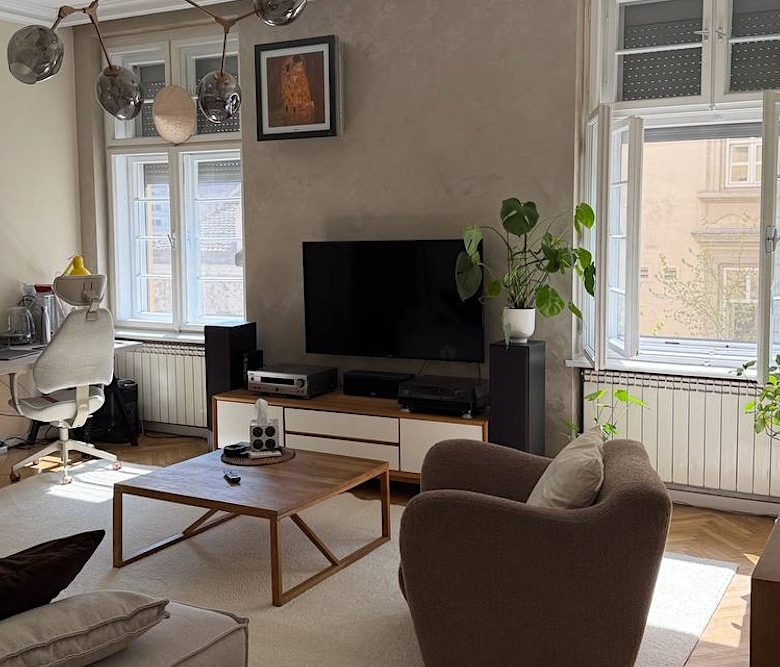 RENOVIRAN SALONAC 111m2 – STRAHINJIĆA BANA 82